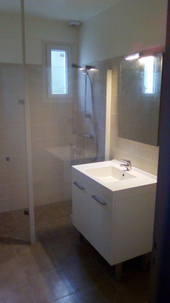 salle de bain avec douche italienne et meuble 1 vasque